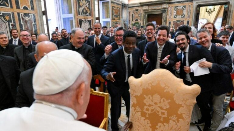 El papa bromea con un grupo de actores y humoristas de todo el mundo.