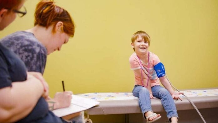 Niña de 8 años es la primera paciente de estimulación cerebral robótica