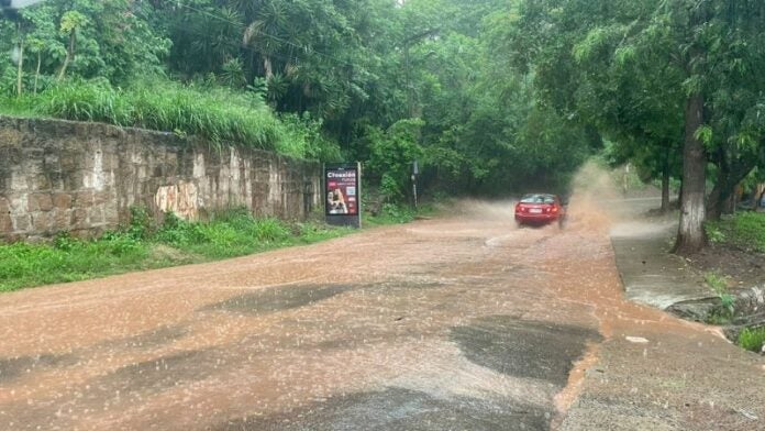 Calles anegadas por lluvias en la colonia 21 de Octubre