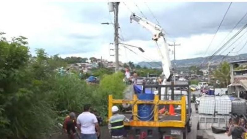 Un muerto y al menos dos heridos deja descarga electrifica en colonia Las Pavas, TGU