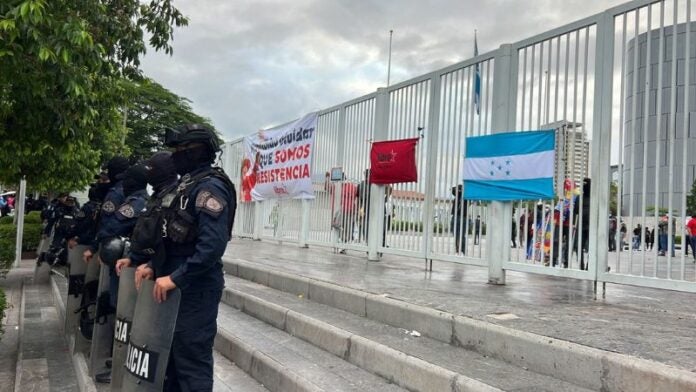 Continúan las tomas por colectivos de Libre en el Centro Cívico Gubernamental