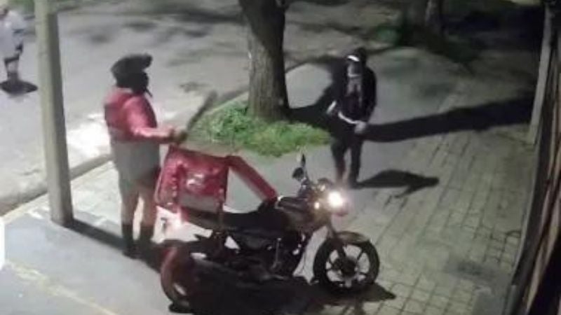 VIDEO: Valiente delivery enfrenta a dos ladrones con un machete