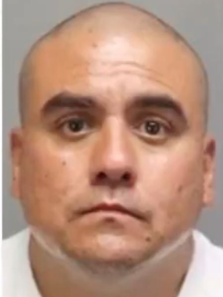 El hombre y fue arrestado bajo sospecha de asesinato y por 10 cargos de intento de asesinato.