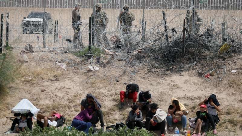 Biden anunció el cierre temporal de la frontera con México cuando la cifra de entradas irregulares supere el umbral de 2.500 casos en un día. (AFP).