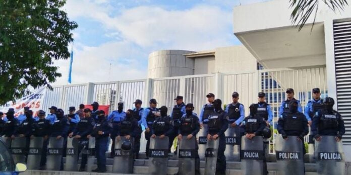 Policía Nacional anuncia desalojos en las instalaciones del Centro Cívico