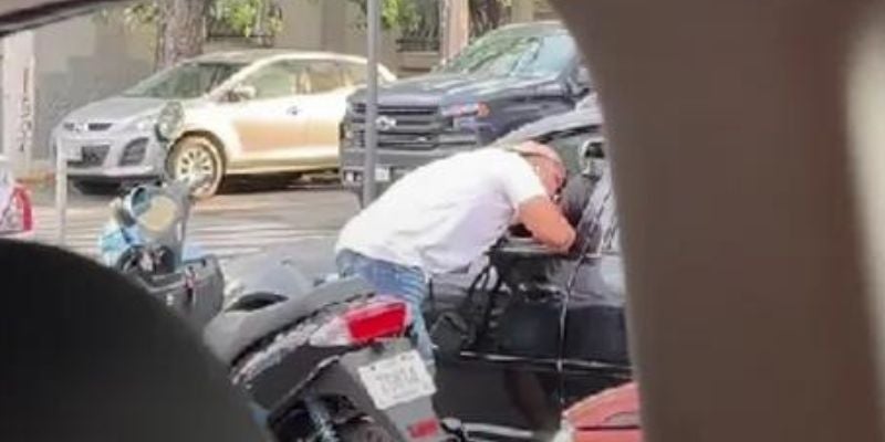 Motociclista aprovecha el alto para besar a una conductora en pleno tráfico