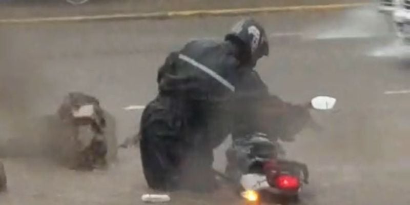 Motociclista se queda atascado en perforación frente al hospital San Felipe