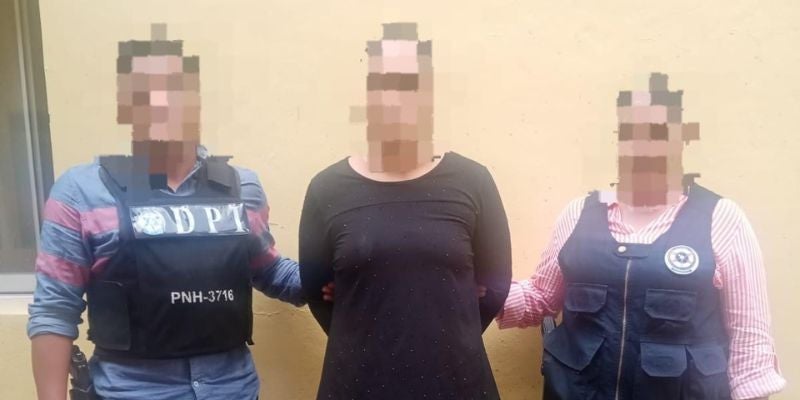 Por violar a una alumna de 14 año capturan a una maestra en la capital