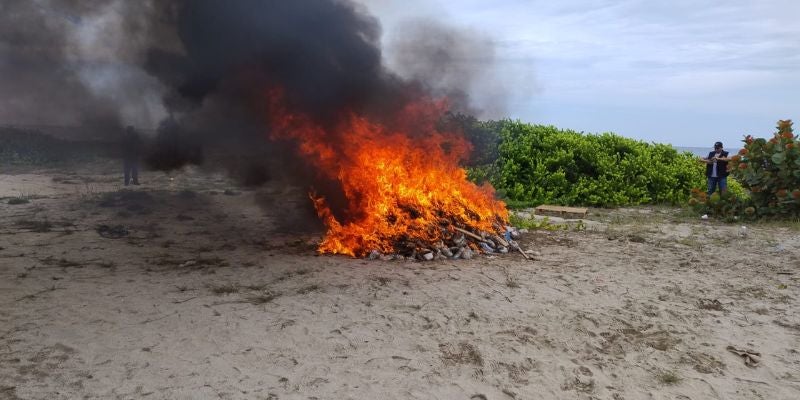 Incineran más de 800 libras de drogas en La Ceiba