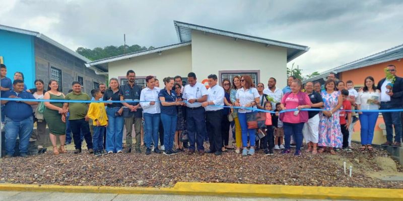 Hábitat entrega viviendas a 14 familias en Santa Rosa de Copán