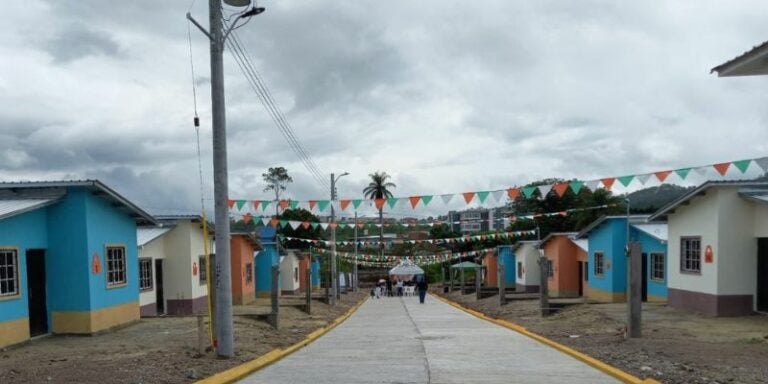 Hábitat entrega viviendas a 14 familias en Santa Rosa de Copán