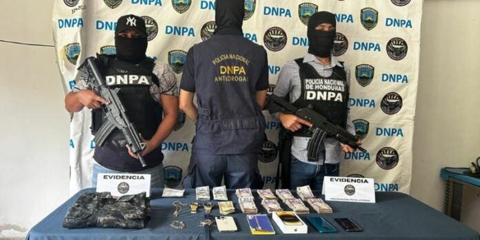 Decomisan casi un millón de lempiras e indumentaria militar en El Progreso, Yoro