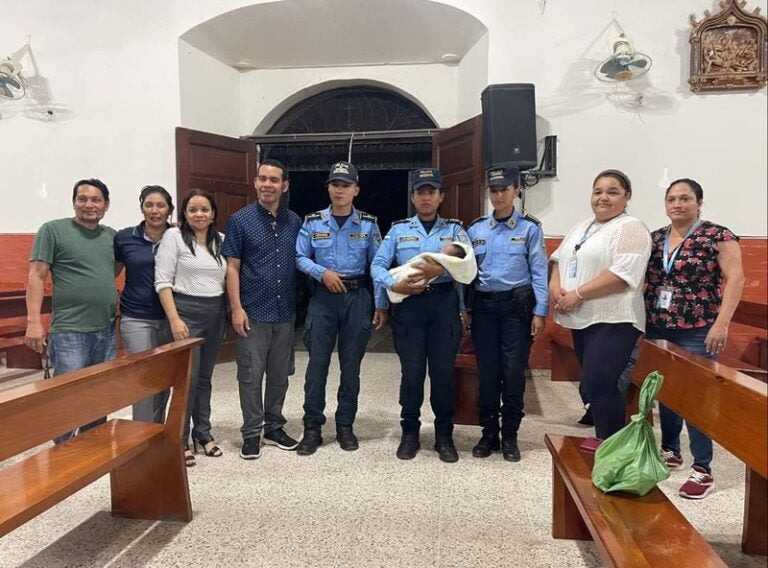 Bebé abandonada en iglesia en Olancho