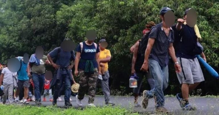 Hallan 63 migrantes dentro de tráiler en México; 5 son hondureños