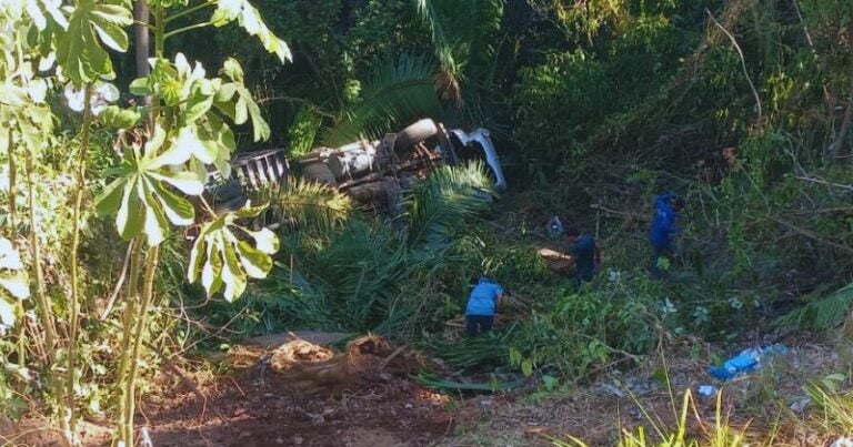 Volqueta cae en hondonada en Roatán