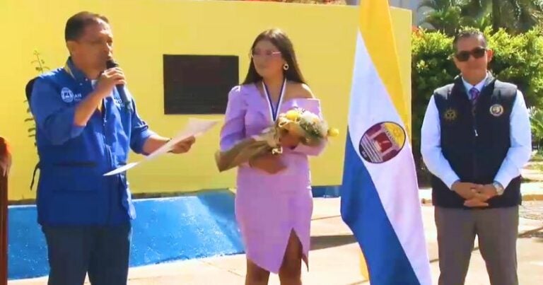 Premian a la estudiante con el índice académico más alto de la UNAH