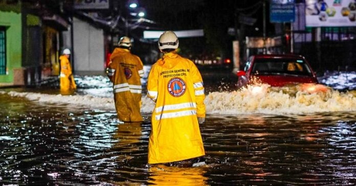 Declaran El Salvador en alerta roja por fuertes lluvias