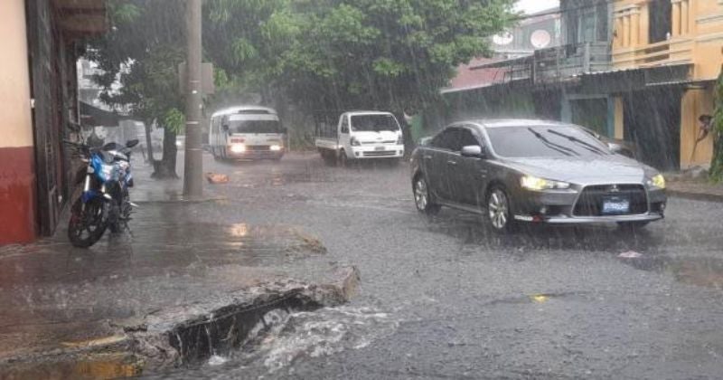 Declaran El Salvador en alerta roja por fuertes lluvias