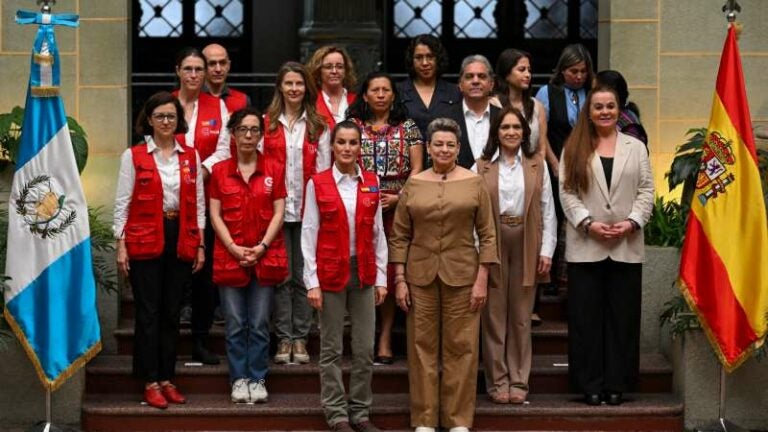 La Reina de España y la Primera Dama de Guatemala, Lucrecia Peinado, posan para una fotografía en el Palacio de la Cultura en la Ciudad de Guatemala.