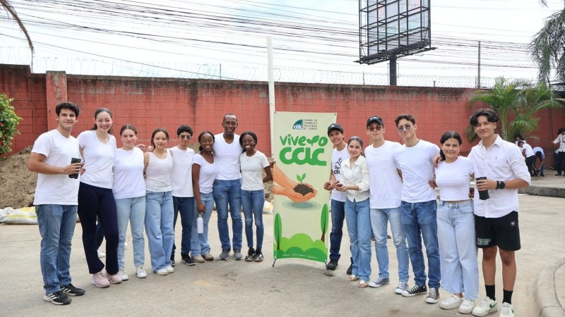Jóvenes voluntarios y alumnos de la escuela Rafael Pineda Ponce se sumaron a la actividad.
