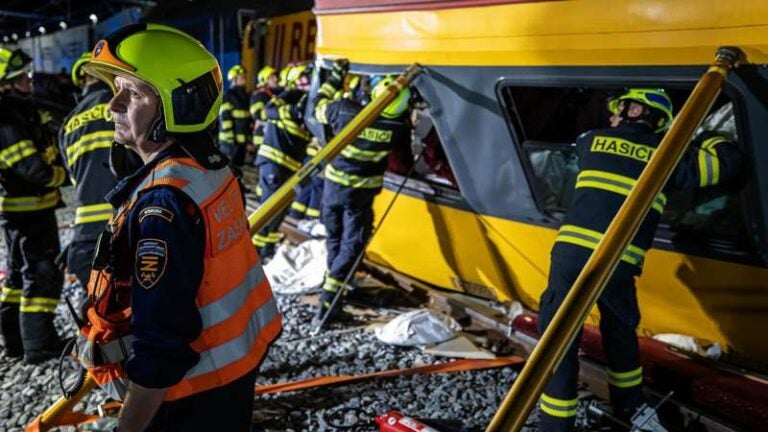 En el tren de pasajeros había más de 300 personas, muchos de ellos extranjeros.(AFP).