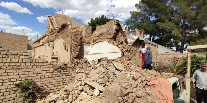 Al menos 4 personas fallecidas y 120 heridas deja terremoto en Irán