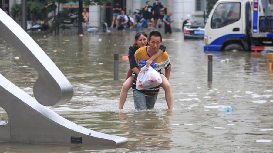 Cuatro muertos y una decena de desaparecidos tras inundaciones en China.
