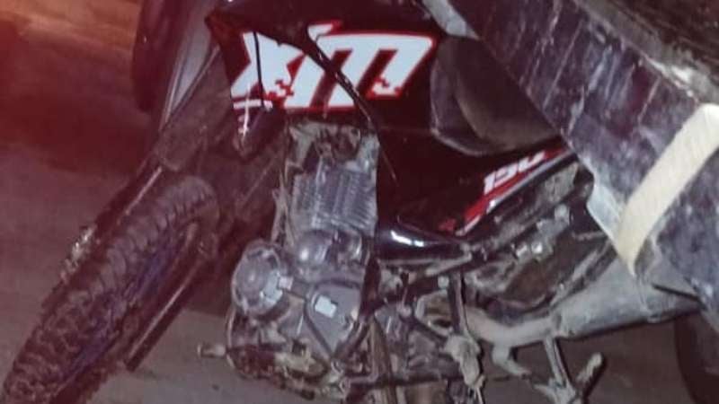 Motociclista muere tras impactar con rastra