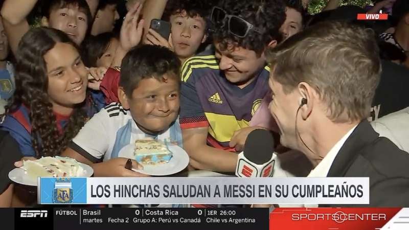 Momento en que un niño recibe parte del pastel de Messi. (Imagen cortesía).