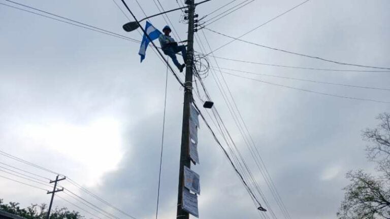 Exempleado protesta en un poste