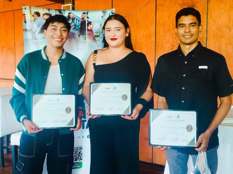 UTH y alcaldía de Santa Lucía premian participantes de concurso de videos