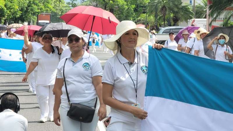 Los enfermeros y enfermeras llevaron pancartas y banderas.