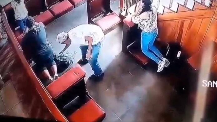 Roban a mujer que rezaba en iglesia