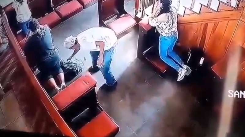 Roban a mujer que rezaba en iglesia