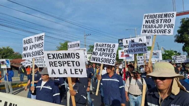 Empleados de AZUNOSA bloquean paso en El Progreso y exigen cese de invasiones