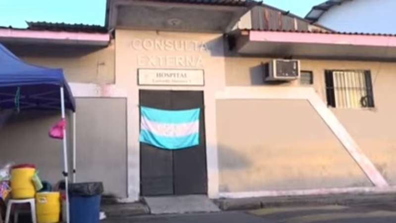 En el portón de consulta externa vuelve a estar colgada la bandera de Honduras.