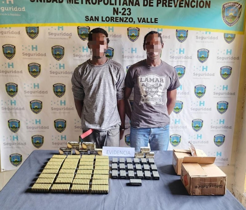 Dos hombres cargamento de municiones