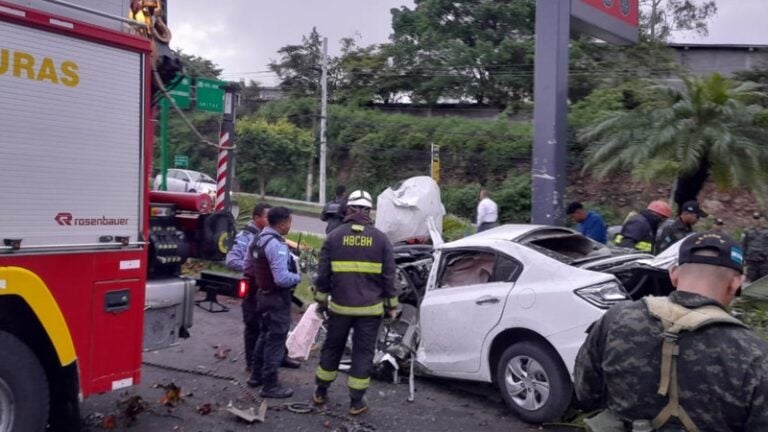 Un muerto y dos heridos deja accidente vial en el anillo periférico de TGU