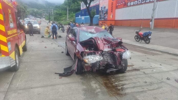 motociclista tras ser arrollado por un carro en contravía