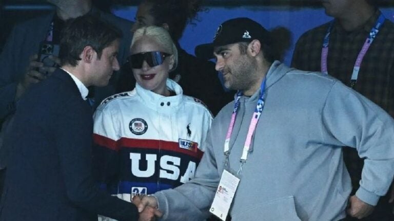 Lady Gaga presenta a Michael Polansky como su prometido en París