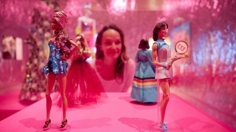 Exposición sobre la muñeca Barbie en Londres, con el modelo que viajó al espacio