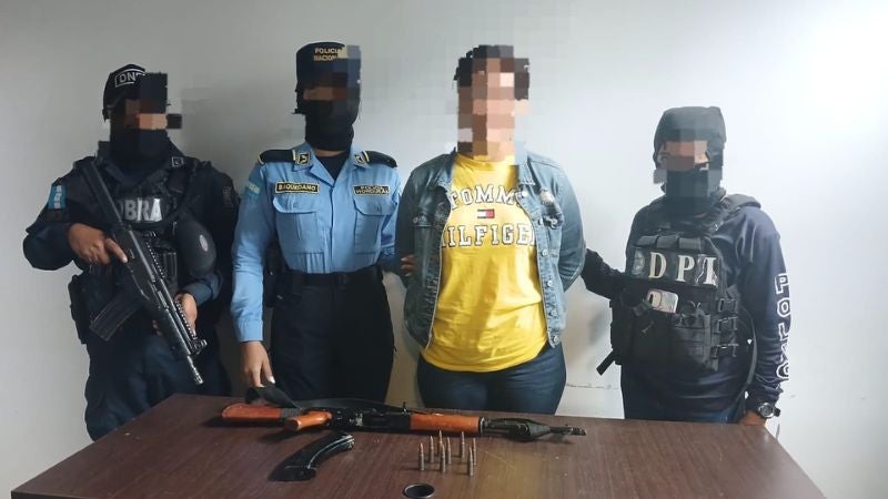 -Mujer es detenida por portar un arma AK-47 en Olancho