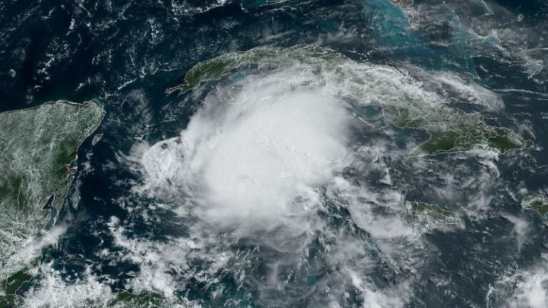 El huracán Beryl toca tierra en México como categoría 2