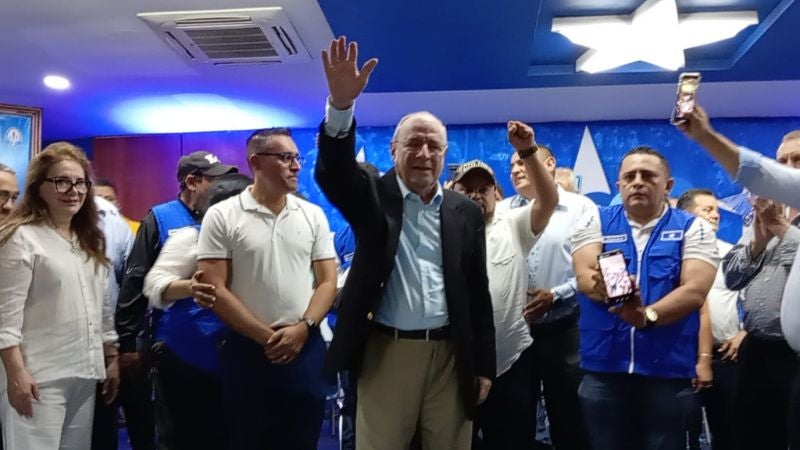 Mario Facussé oficializa su candidatura por el Partido Nacional