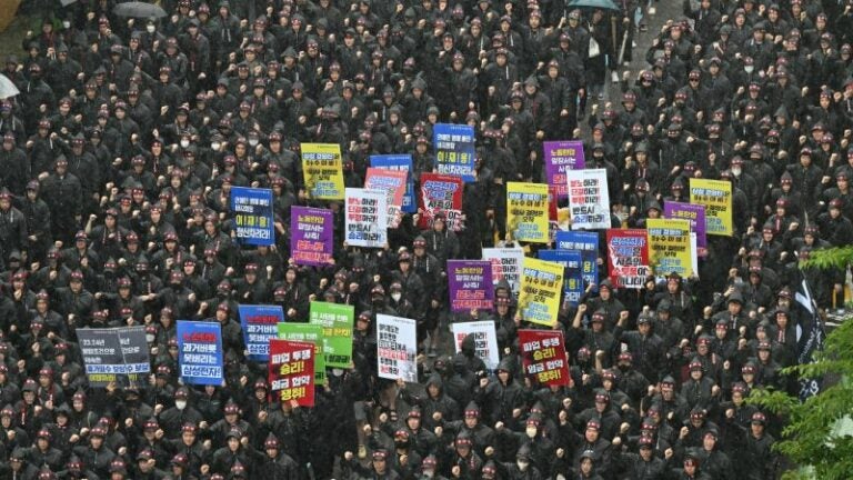 Trabajadores de Samsung comienzan huelga de tres días por mejores salarios