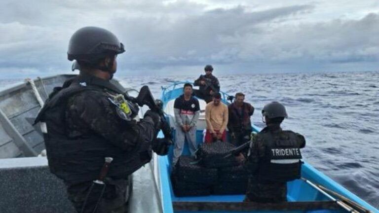 Marina de El Salvador detiene a 3 ecuatorianos con 750 kilos de cocaína