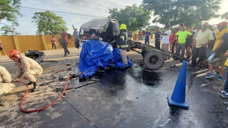 Un fallecido y varios heridos tras choque entre camión y bus en Olancho