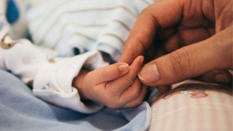 Bebé nace con fracturas; su madre sufrió un accidente de moto durante el embarazo