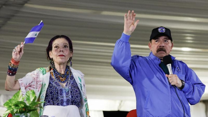 Daniel Ortega y su esposa.
