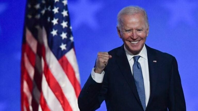 Más legisladores demócratas presionan a Biden para que renuncie a la candidatura